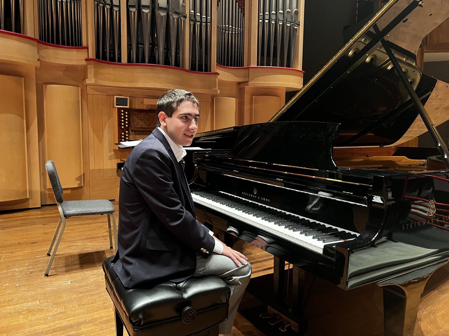 Dani Zakari at a Steinway grand piano on a concert-hall stage